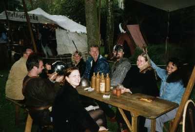 Froehliche Runde am Metstand