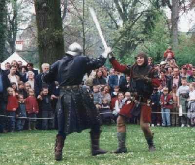 Schaukaempfer mit blanken Waffen