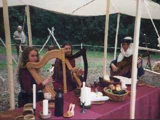 Holde Maiden beim Musizieren